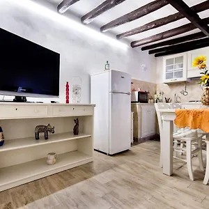 https://the-small-harbor-house.palermohotels.org